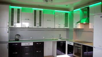 Melekatkan kaset RGB ke atas dapur