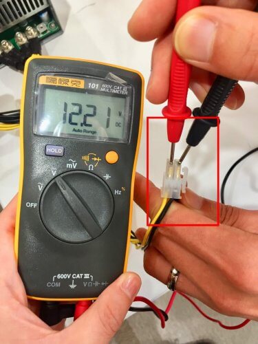 Pengukuran voltan pada bas 12 volt (wayar kuning dan hitam), menggunakan contoh kuasa 4 pin pemproses