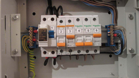 Berapa banyak mesin untuk dimasukkan ke dalam panel elektrik: peraturan pengiraan