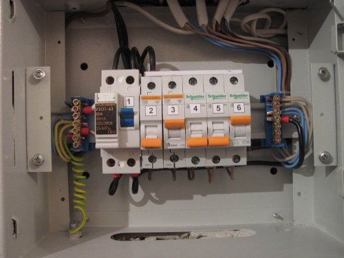 Mesin automatik di panel elektrik apartmen